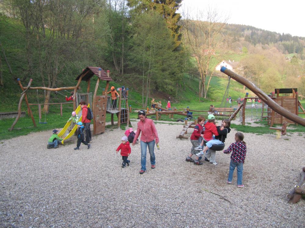 Pálení čarodějnic, dětské hřiště ve Velké Úpě, 30. 4. 2011