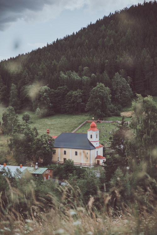 Kaple a kostely