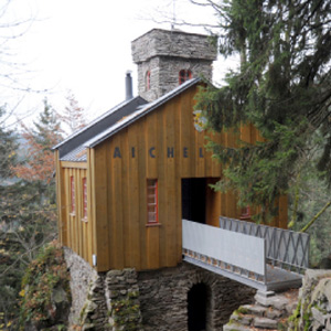 K lesnímu hrádku Aichelburg