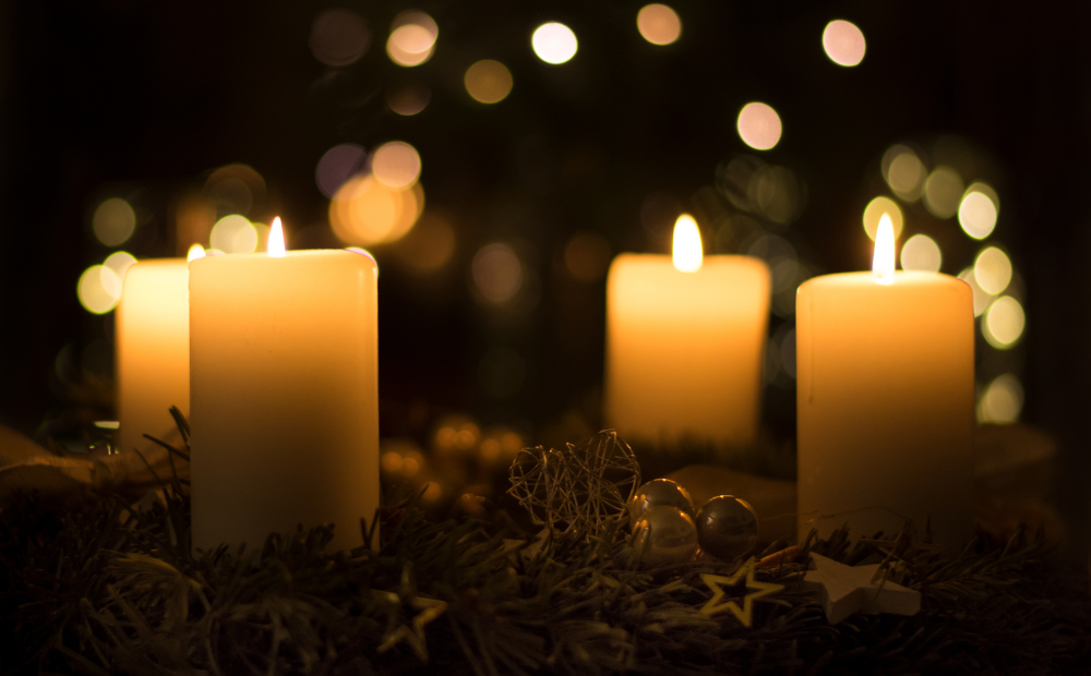 Zapálení svíčky na adventním věnci